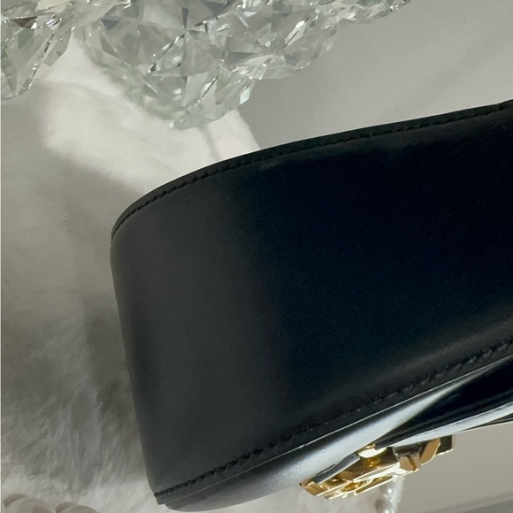 Valentino Garavani 🖤 VLogo leather bag
Authentic 💯 - Picture 9 of 15